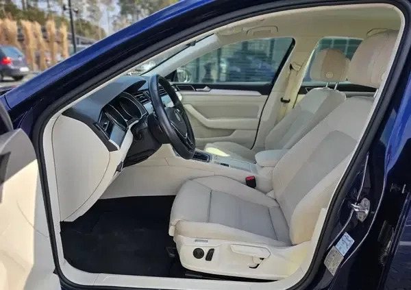 Volkswagen Passat cena 54900 przebieg: 189742, rok produkcji 2018 z Krzanowice małe 781